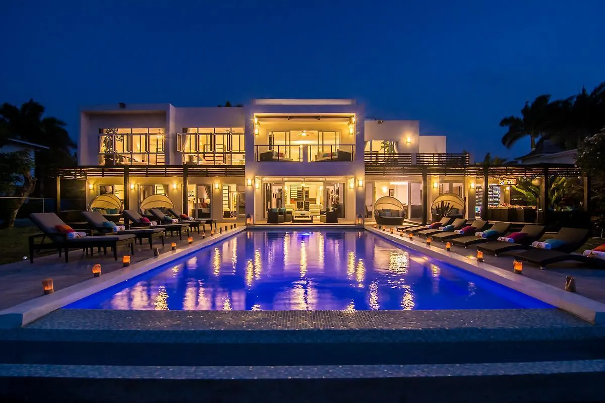 Dreamtime By The Sea Seven Bedroom Villa モンテゴ・ベイ