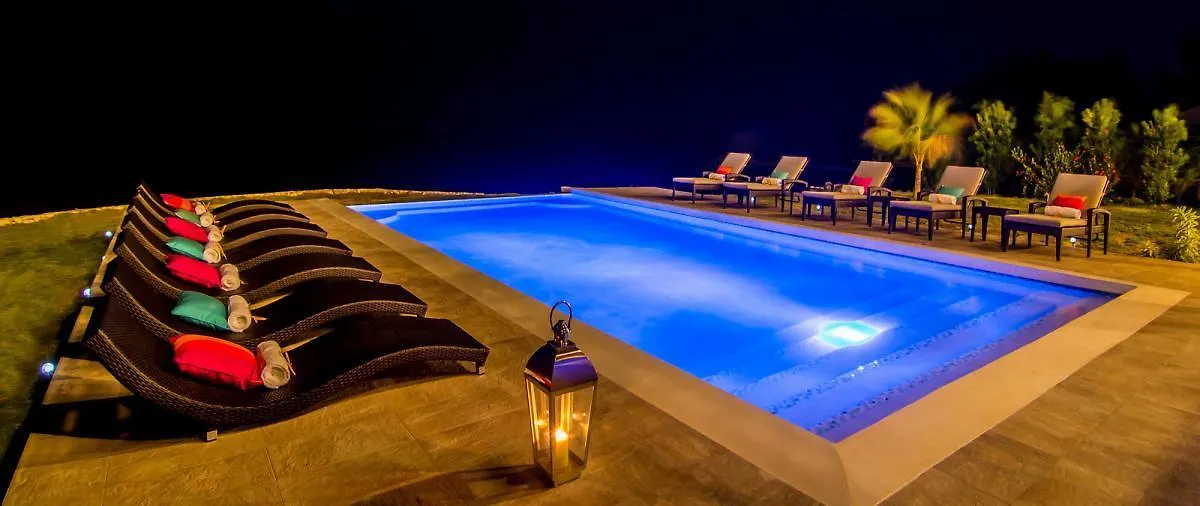 Dreamtime By The Sea Seven Bedroom Villa モンテゴ・ベイ