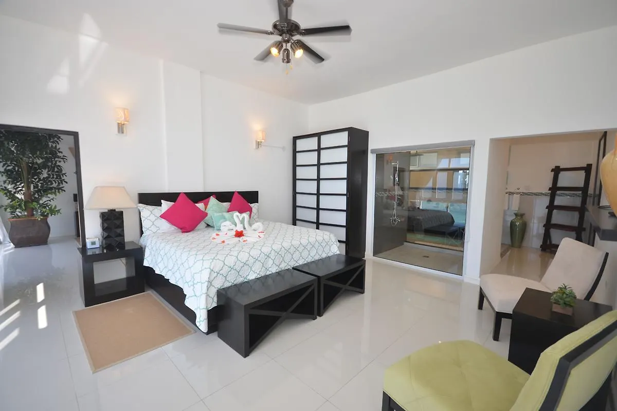 Dreamtime By The Sea Seven Bedroom Villa モンテゴ・ベイ